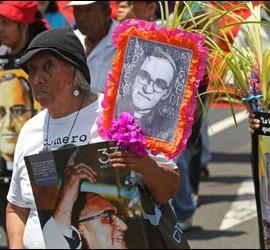 Descripción: Romero, con el pueblo